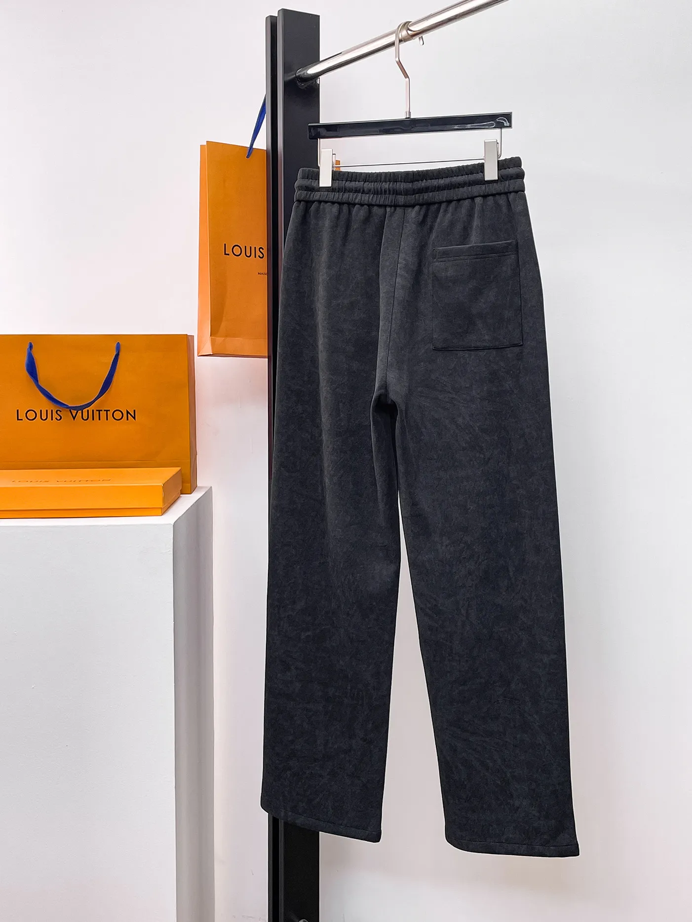 Balenciaga 🆕2026 Autumn and Winter New Arrival Casual Pants! The official website will be released simultaneously. Brand Classic LOGO casual pants, customized fabrics, excellent comfort and strong touch. Highly recognisable, perfect appearance and craftsmanship. Size:M-3XL